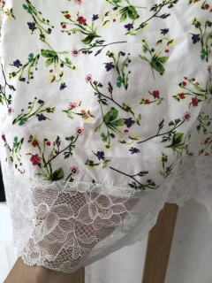 Blusa musculosa blanca con flores y encaje abajo. Basement. Talle M de adulto. - comprar online