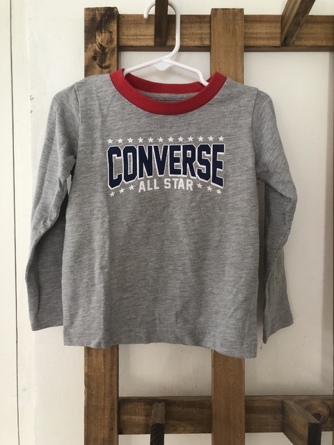 Remera ML gris y roja. CONVERSE. 3 años.