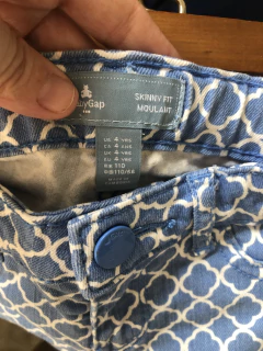 Pantalon celeste y blanco. GAP. 4 años. - comprar online