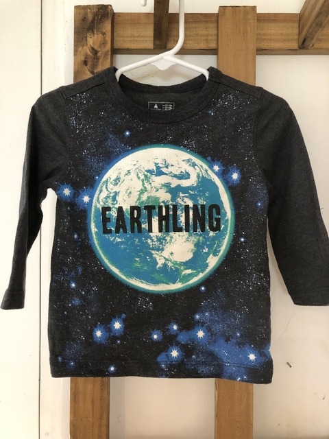 Remera ML gris con planeta. GAP. 12/18 meses.