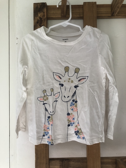 Outlet-Remera blanca ML con jirafas. CARTERS. 4 años.