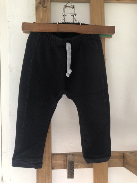 Pantalon joging negro con cordón. MIMO. 15 meses.