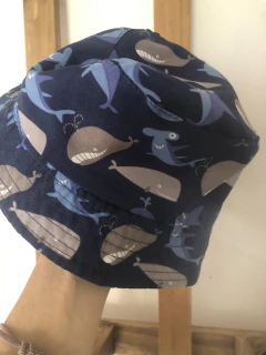 Sombrero piluso azul con ballenas. - comprar online
