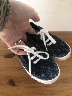 Zapatillas azules con flores y cordones. MIMO. Talle 25. - comprar online