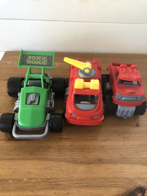 SET- Tres autos. Sin uso.