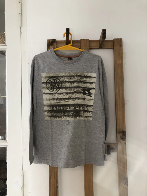 Remera ML gris con estampado. ZARA. 9/10 años.