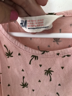 Remera musculosa rosa con palmeras y volados. HYM. 4 años. - comprar online