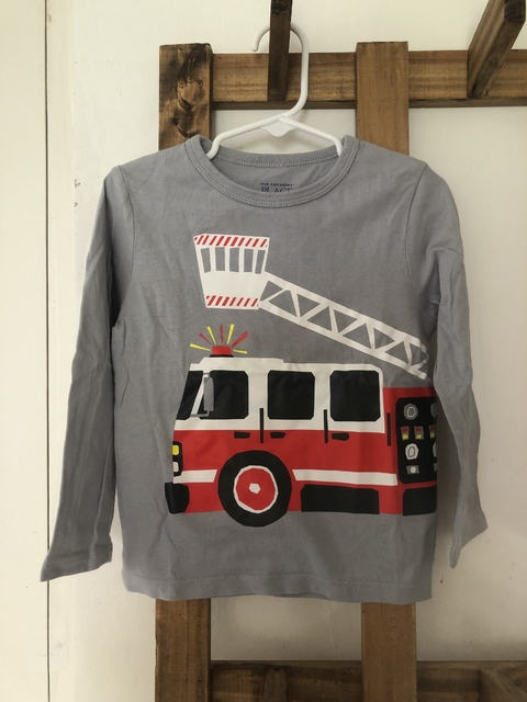 Remera gris ML con camión bomberos. Childrens Place 3 años.