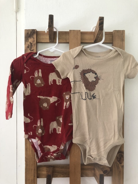 Set- Body bordo y camel con leones. CARTERS. 18 meses.