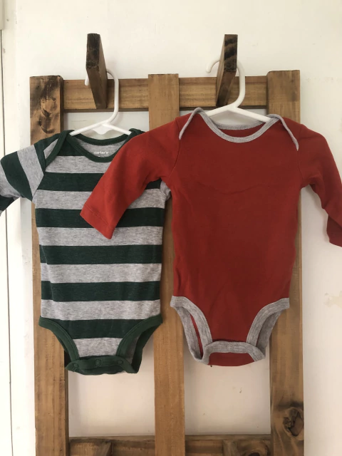 SET 3M | Dos bodys rojo y a rayas verde y gris. CARTERS. 3 meses.