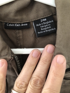 24M | Outlet- Campera verde con cierte. CALVIN KLEIN. 24 meses. - comprar online