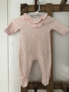 Enterito rosa de algodón con volados. Magdalena Esposito. Recien nacido. - tienda online