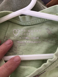 Outlet- Remera MC. verde con dinos. Primark. 4/5 años. - comprar online