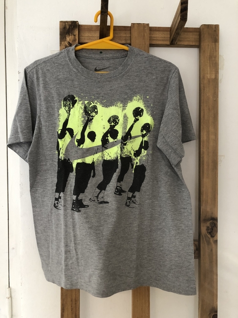 8/9A | Remera gris MC con estampa. NIKE. 8/9 años.