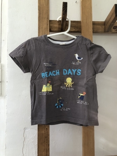 Remera gris playa. CHEEKY. 1 año.