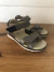 Sandalias de cuero grises con velcro. CLARKS. Talle 28. - tienda online