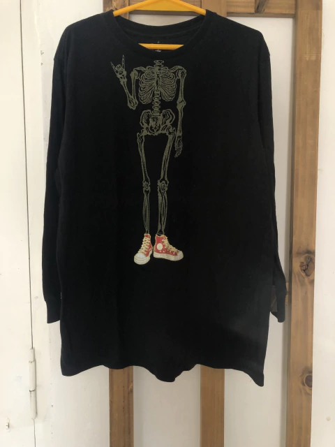 Remeea negra ML con esqueleto. CONVERSE. 12 años. Es amplia.