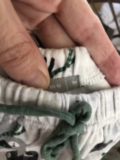 Pantalón de algodón gris con animales. MIMO. Talle M. 6 meses. en internet