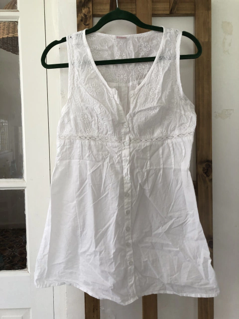 Camisola blanca sin mangas. Talle S/M de adulto.