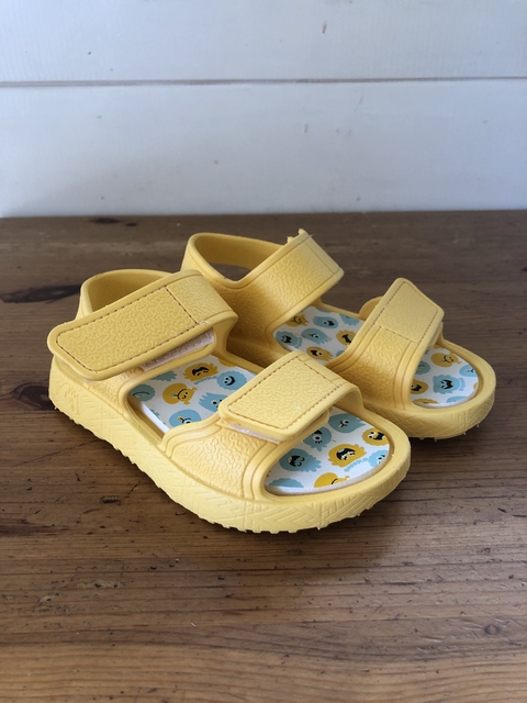 NUEVAS- Sandalias amarillas con velcro. OWOKO. Talle 23/24.