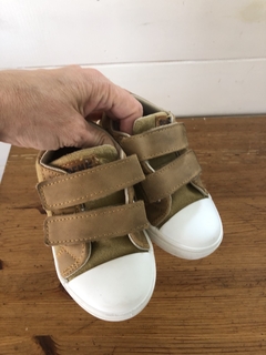 Zapatillas con abrojo camel. BENK. Talle 24. - Lo Canto • Moda Circular