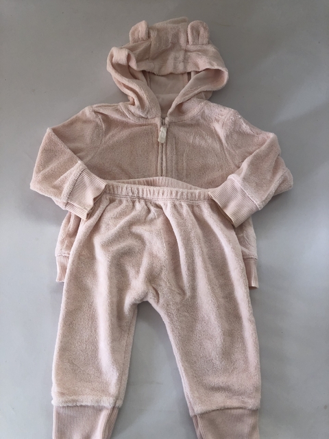 Conjunto de plush rosa de buzo y pantalón. CARTERS. 6 meses.