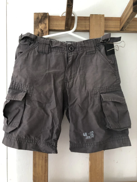 Short gris con bolsillos laterales. 4 años. 26.5 cm de cintura frente.