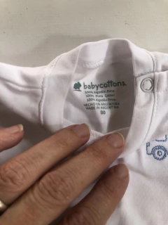 Set- Body blanco + ranita blanca con camiones. Algodón Pima. Baby Cottons. Recien Nacido. - tienda online