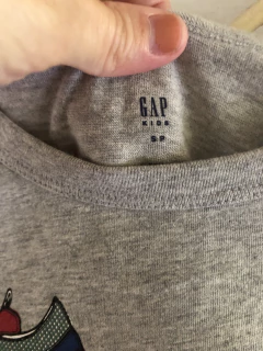 Remera gris MC con zapas. GAP. 6/7 años. - comprar online