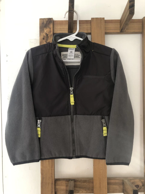 Campera polar gris y negra. CARTERS. 4 años.