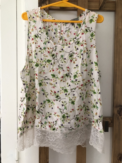 Blusa musculosa blanca con flores y encaje abajo. Basement. Talle M de adulto.