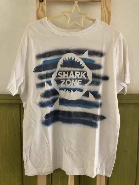 Remera blanca MC con tiburón. GAP. 8 años.