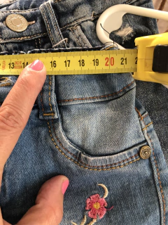 Short de jean con flores bordadas. 4 años. la cintira tiene 21 cm sin estirar. en internet