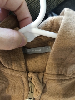 Buzo con capucha y cierre marrón abrigado. MIMO. 6 meses. - comprar online