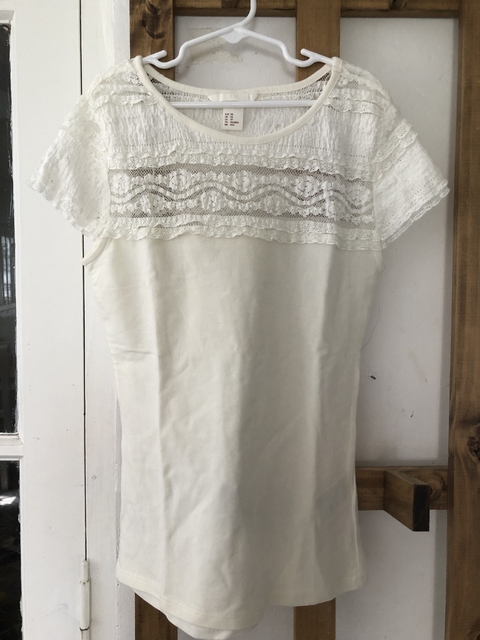 Remera blanca MC con encaje. HYM. talle XS de adulto.
