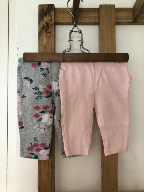 SET 3M | Dos pantaloncitos de algodon rosa y con flores. CARTERS. 3 meses.