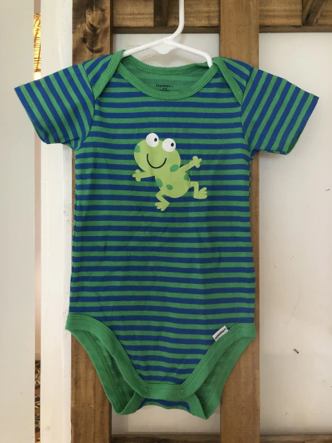 Body verde a rayas con sapo. GERBER. 18 meses.