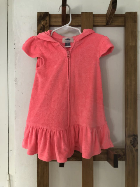 Salida de baño rosa con cierre y capucha. OLD NAVY. 2 años.
