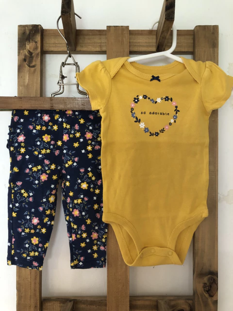 6M | Set- Body MC mostaza con pantalón algodon flores. CARTERS. 6 meses.