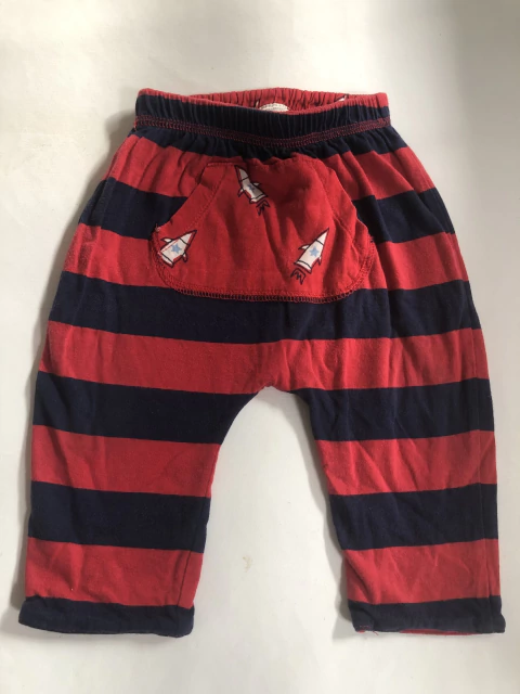 3M | Pantalón rojo y azul cohetes. GAP. 3 meses.