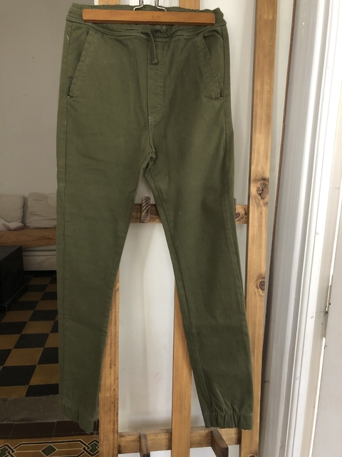 Verde verde gabardina con puño y elástico. Elios White. Talle 14. La cintura tiene 32,5 cm sin estirar. - comprar online