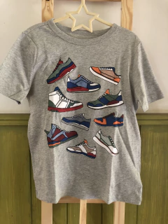 Remera gris MC con zapas. GAP. 6/7 años. - Lo Canto • Moda Circular