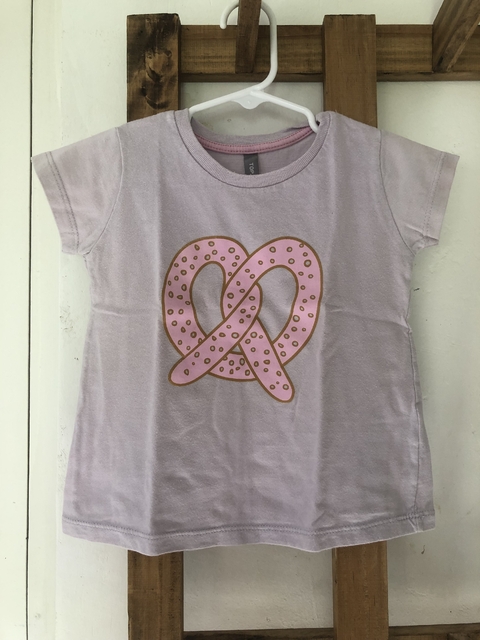 Outlet- Remera MC lila. Top Design. 4 años