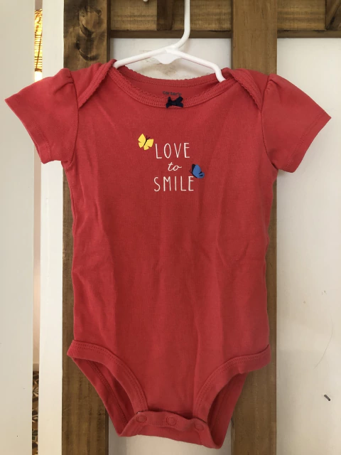 9M | Budy MC rosa fuerte con mariposas.. CARTERS. 9 messes.