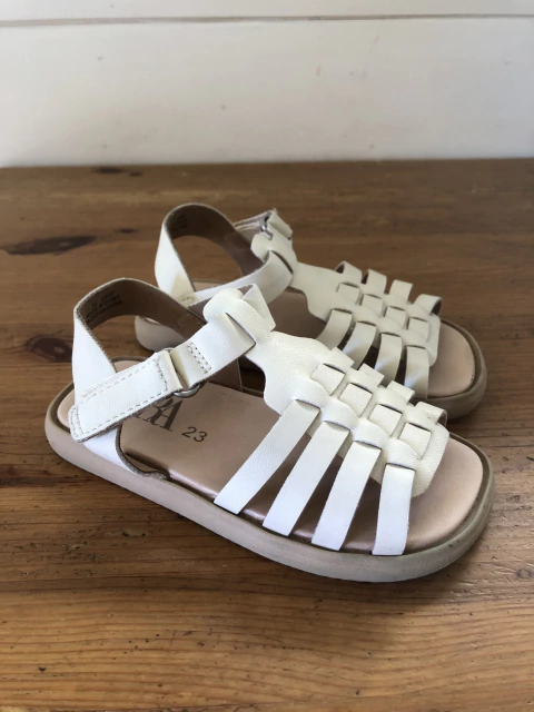 NUEVAS- Sandalias blancas con velcro. ZARA. Talle 23.