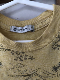 Remera MC mostaza con dinos. Weak Meak. Talle 6 años. - comprar online