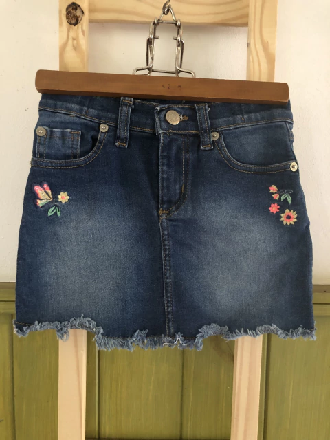 Pollera de jean con flores bordadas. LE UTHE. Dice talle 10 pero es mas chico. Ver medidas cintura.