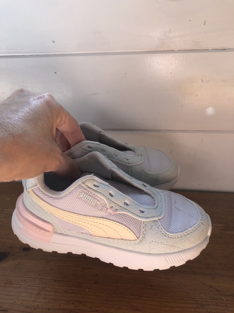 Zapas blancas con rosa y amarillo. PUMA. Talle 26. No tienen los cordones.