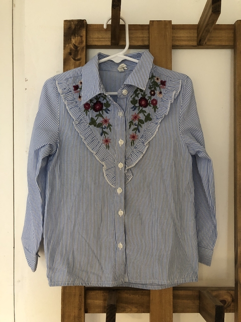 Camisa ML a rayas celeste con flores bordadas. Young Dimension. 4/5 años.