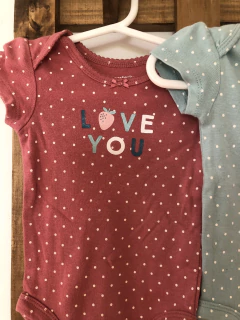 SET 3M | Dos bodys MC rosa y celeste con frutilla mas un pantalón de algodón. CARTERS. 3 meses. - comprar online